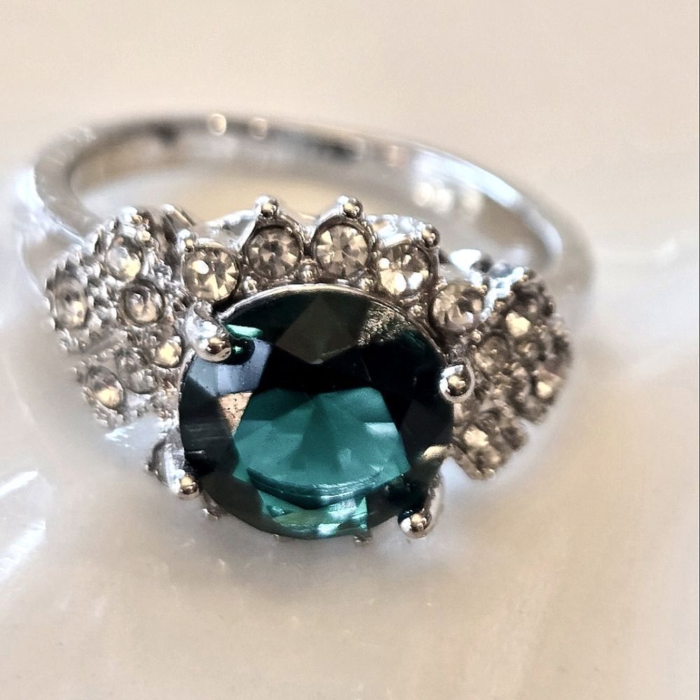 Elegant Silver and Green Faux Emerald Ring With Rhinestones NEW Size 8